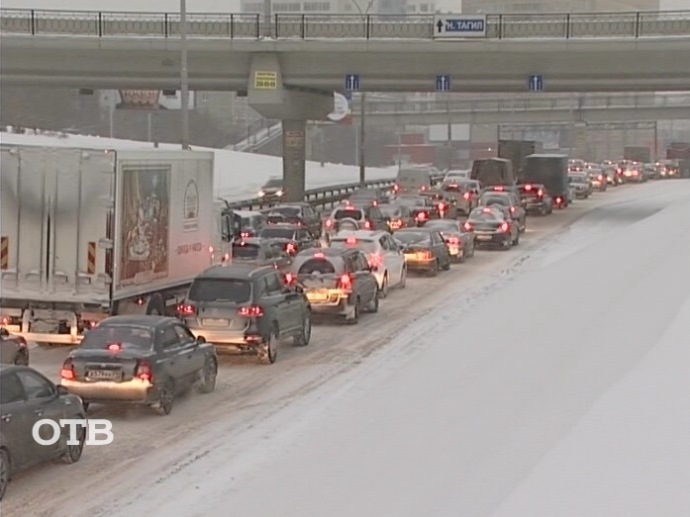 Пробки и массовые ДТП: обильный снегопад парализовал движение в Екатеринбурге