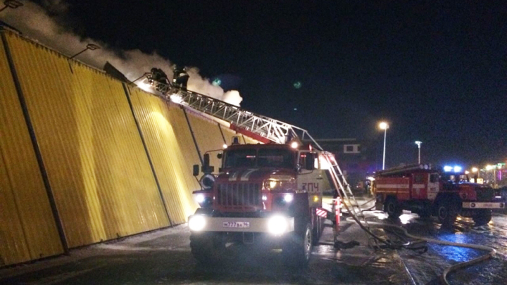 Пожар на Новомосковском рынке Екатеринбурга тушили пять часов