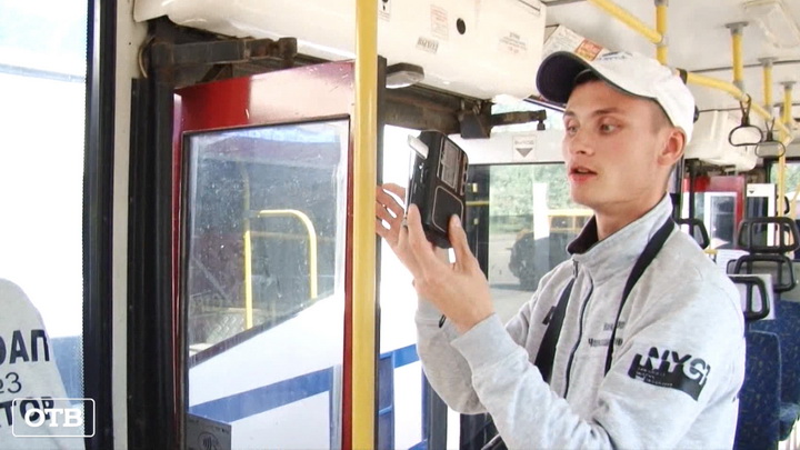 В Екатеринбурге кондуктор автобуса читает стихи и поёт песни для пассажиров