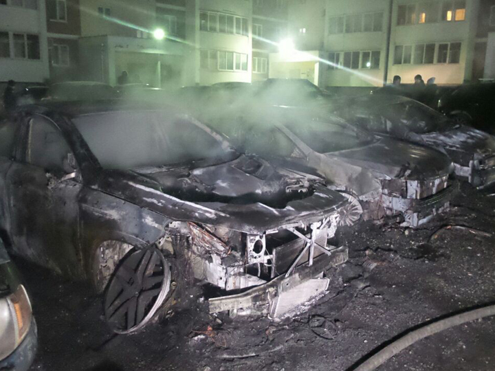 На Старой Сортировке сгорели пять машин на охраняемой парковке
