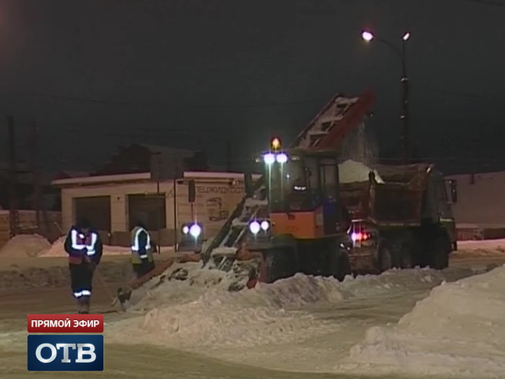 В Екатеринбурге на уборку снега вышли 345 единиц спецтехники