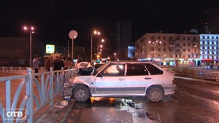 В Екатеринбурге ВАЗ на полном ходу врезался в трамвайную остановку