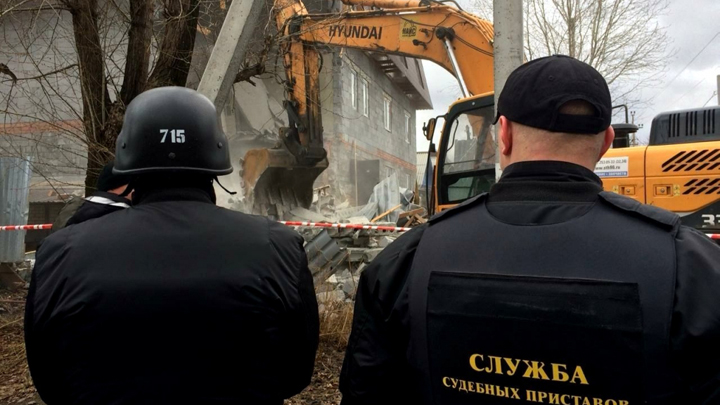 В Екатеринбурге на Сортировке снесли многоквартирный дом-нелегал