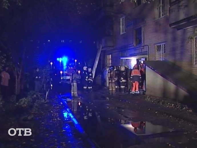 В Екатеринбурге из-за пожара эвакуировали жильцов дома на Серафимы Дерябиной