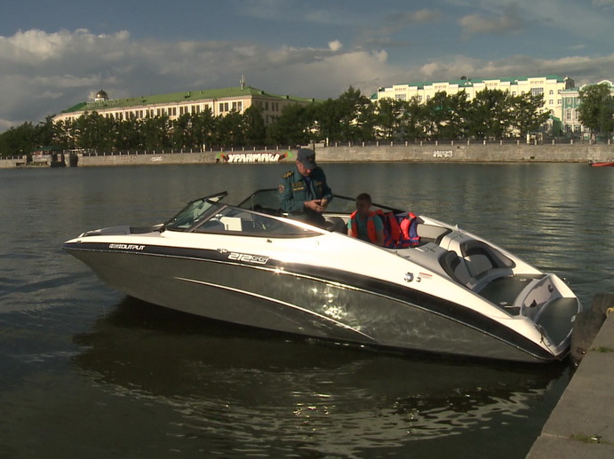 На городском пруду Екатеринбурга прошла проверка катеров и лодок
