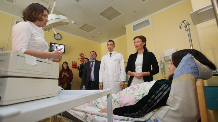 Детский омбудсмен Анна Кузнецова посетила Свердловский перинатальный центр