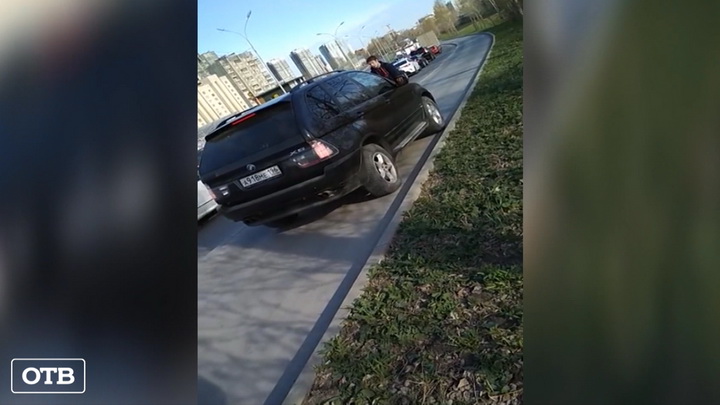 Неравные силы: в Екатеринбурге водитель BMW наехал на велосипедиста