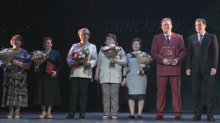 Евгений Куйвашев в честь праздника наградил лучших медицинских работников региона