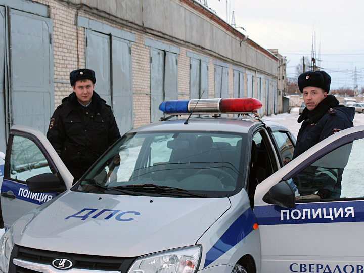 Под Каменском-Уральским инспекторы ДПС спасли замерзающих женщин и ребенка