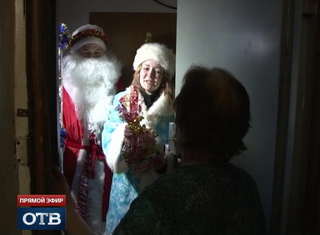 Дед Мороз и Снегурочка начали поздравлять уральских ветеранов