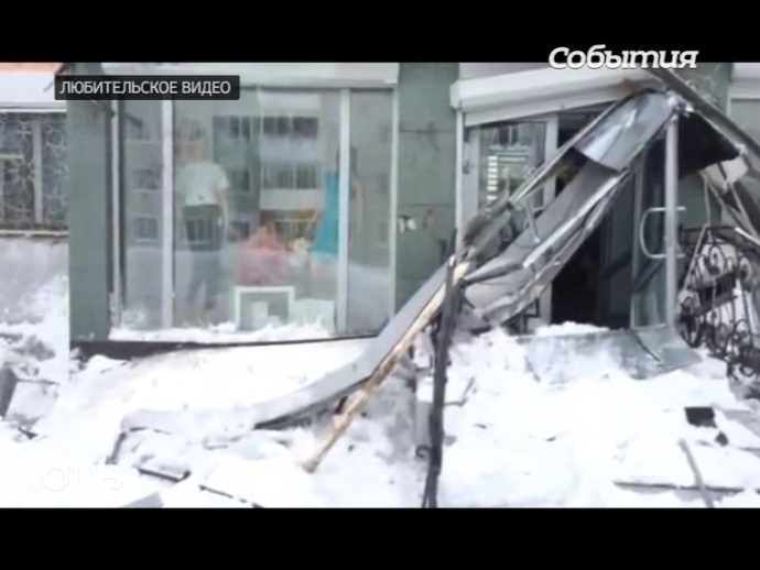 В Североуральске магазин пострадал от рухнувшей глыбы льда