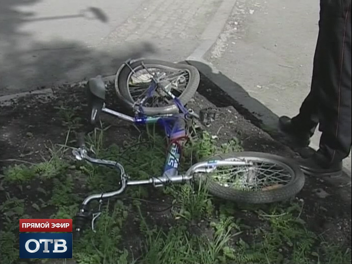 В Екатеринбурге юного велосипедиста госпитализировали после ДТП с КамАЗом