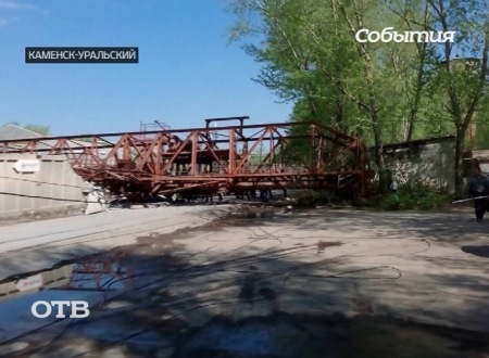 В Каменске-Уральском рухнул строительный кран