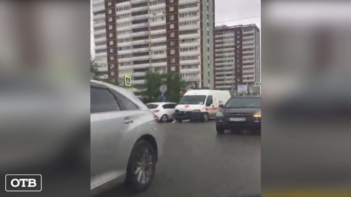 Аварийный вызов: в Екатеринбурге скорая столкнулась с иномаркой