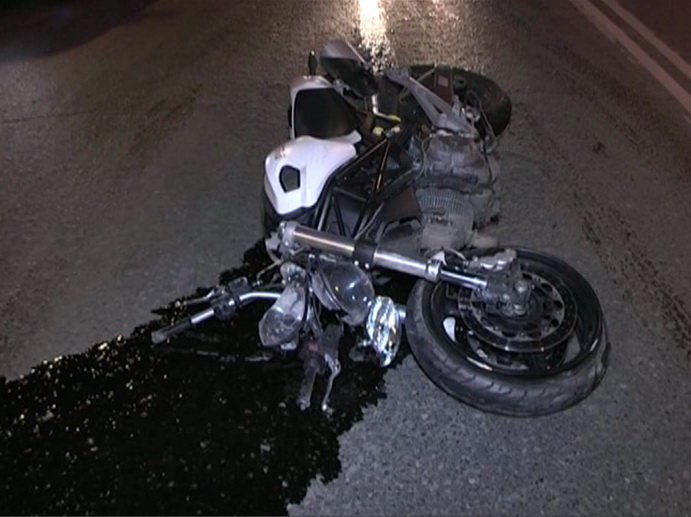 В центре Екатеринбурга «Лада» сбила мотоцикл: водитель в больнице