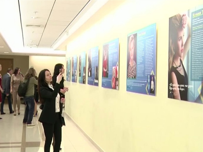 В свердловском Заксобрании открылась фотовыставка «Мама может всё»