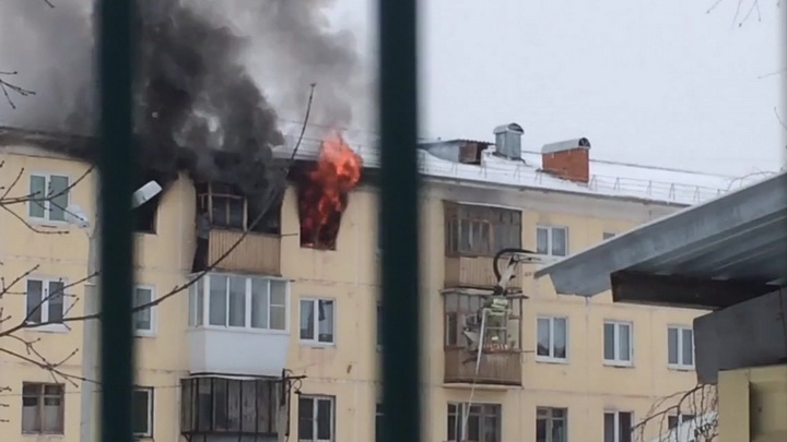 Уралец спасся из горящей квартиры, зацепившись за балкон четвертого этажа