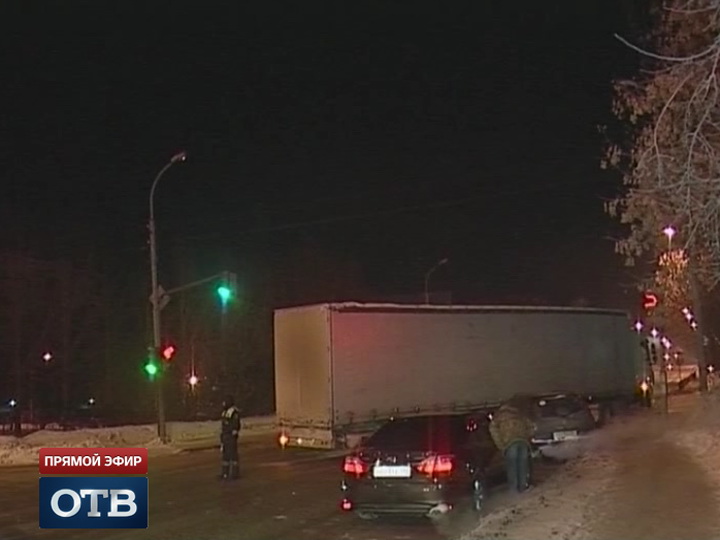 В Екатеринбурге две легковушки и грузовик столкнулись по вине нетрезвого водителя
