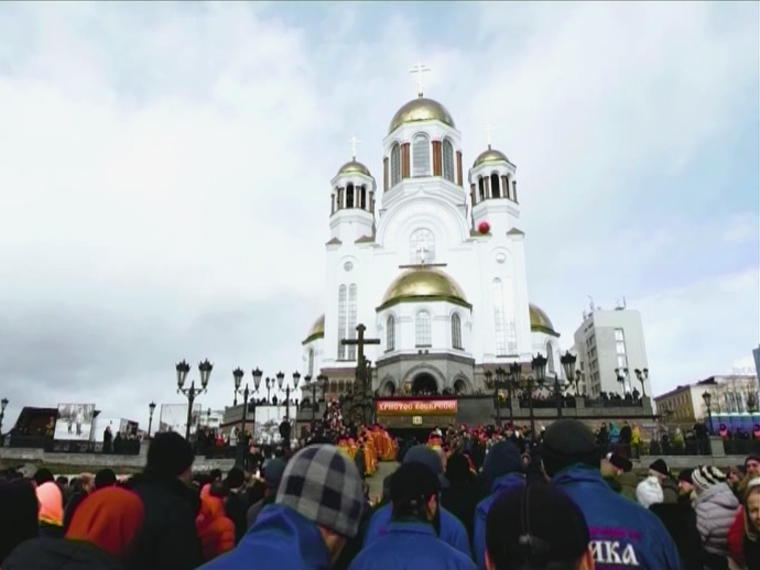 В Пасхальном крестном ходе в Екатеринбурге приняли участие 10 тысяч человек