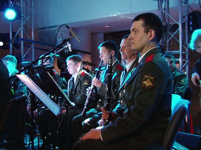 «Смысловые галлюцинации» выступили с военным оркестром на «Старом Новом Роке 2017»