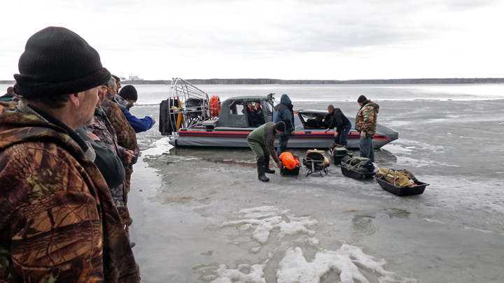 На Белоярском водохранилище оторвались льдины с 60 рыбаками