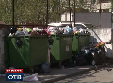 Двор в центре Екатеринбурга внезапно лишился мусорных контейнеров