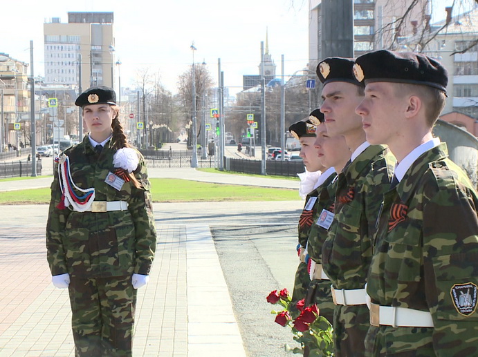По стойке смирно: в Екатеринбурге проходит патриотическая акция «Пост № 1»