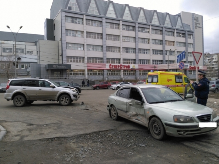 В Екатеринбурге столкнулись «Хёндай» с китайским внедорожником: пострадал ребёнок