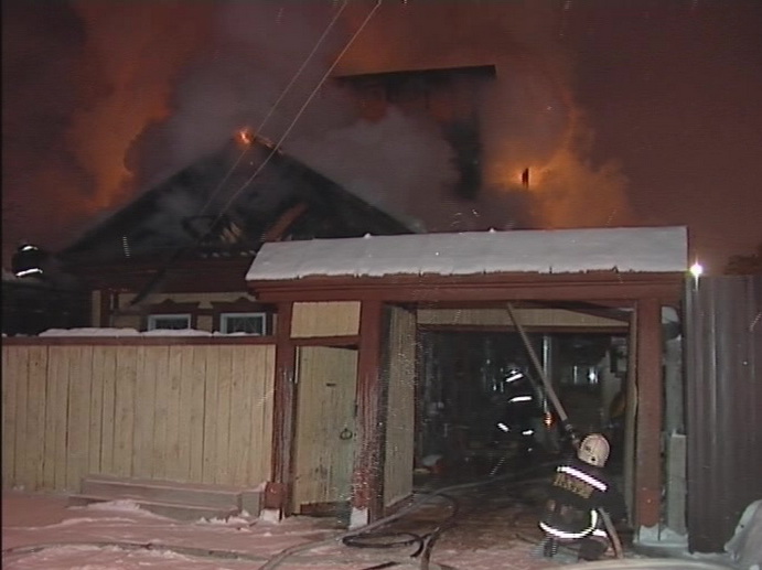 В Юго-Западном микрорайоне Екатеринбурга сгорел частный деревянный дом