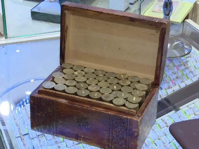 Пара из Екатеринбурга потратила семь кило монет на обручальные кольца