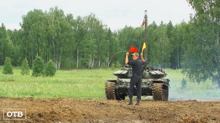 Свердловские танкисты провели первые водные занятия на Чебаркуле