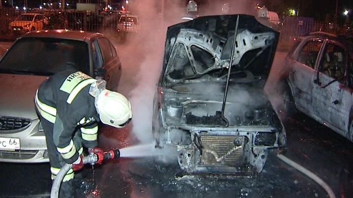 В Екатеринбурге ночью горели три машины на Юлиуса Фучика