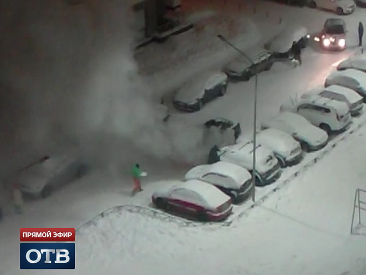В Екатеринбурге горящий автомобиль тушили снегом и водой