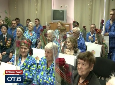 Евгений Куйвашев поздравил пациентов госпиталя ветеранов с Днем Победы
