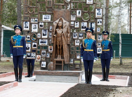 В Верхнем Дуброво открылся мемориал-фотоальбом к юбилею Победы
