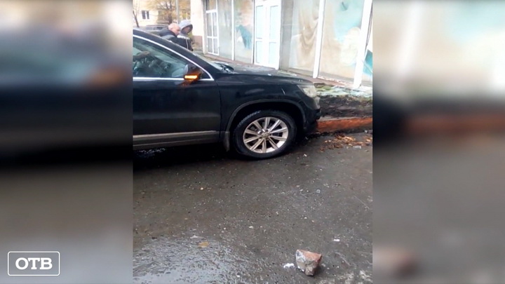 В Екатеринбурге водитель «Тигуана» спутала педали и врезалась в магазин