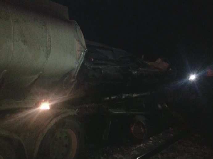 На ж/д переезде у Кунавино столкнулись грузовой состав и автоцистерна: погиб человек