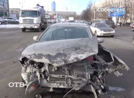 В Екатеринбурге неуправляемый джип сбил двух женщин