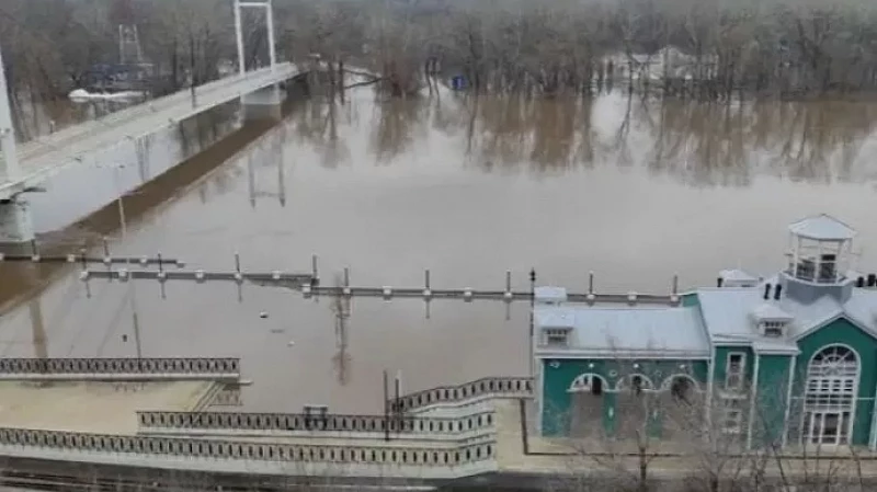 Жители Оренбурга построили дамбу против паводка и могут за это получить штраф