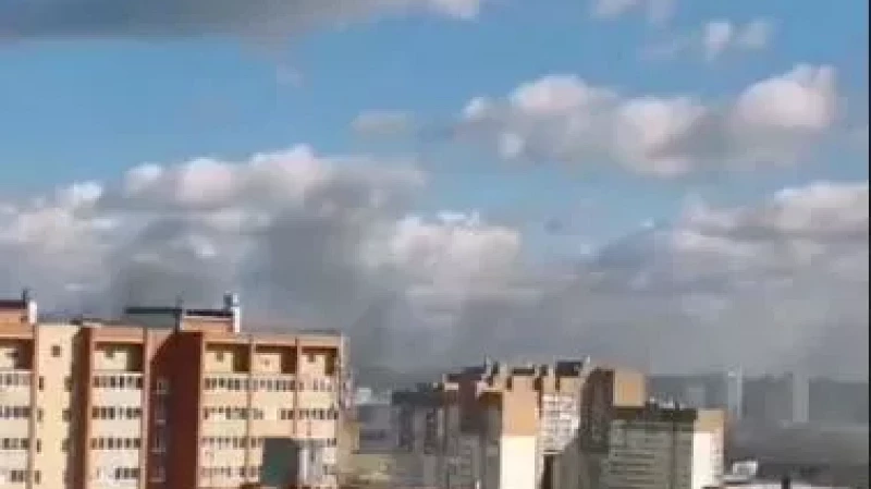 В Екатеринбурге на улице Титова горит автосервис