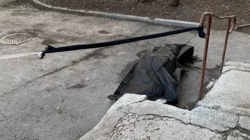 В Екатеринбурге на ЖБИ около одного из домов обнаружили тело ребенка