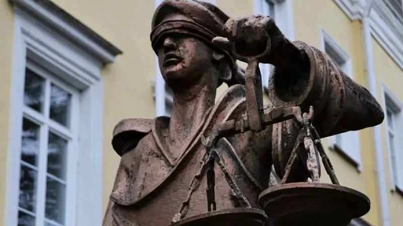 Женщину, напавшую с молотком на внука, арестовали