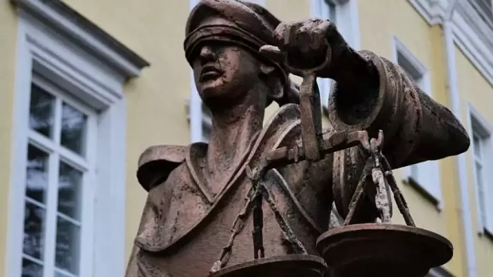 Женщину, напавшую с молотком на внука, арестовали