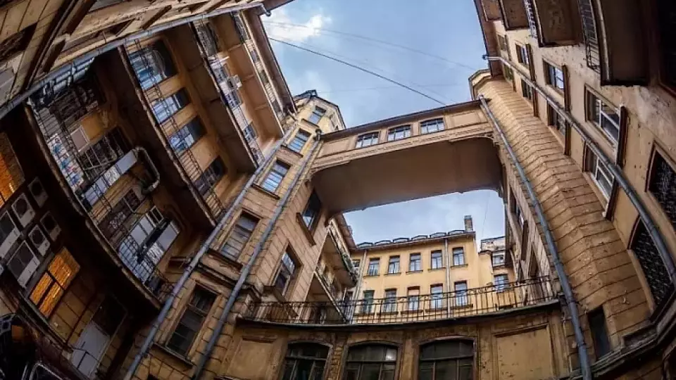 Троих детей-маугли обнаружили в подвале многоэтажки