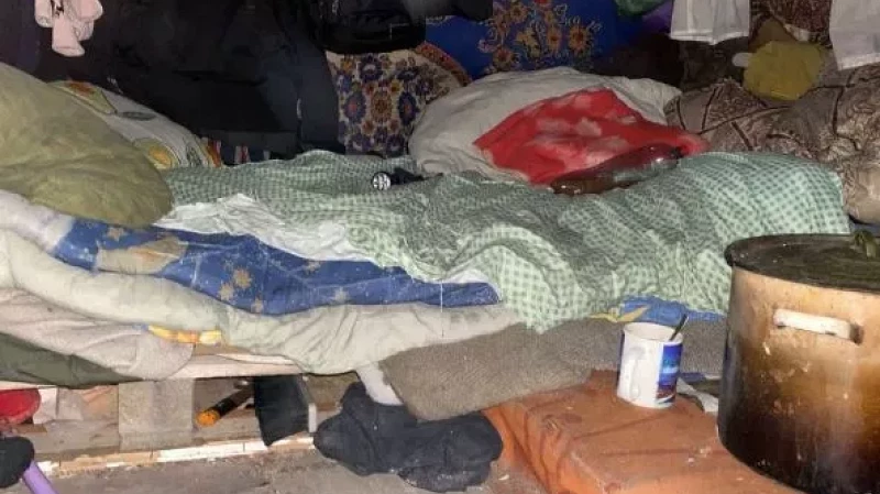 В Тульской области семья с двумя детьми почти год жила в шалаше, скрываясь от розыска