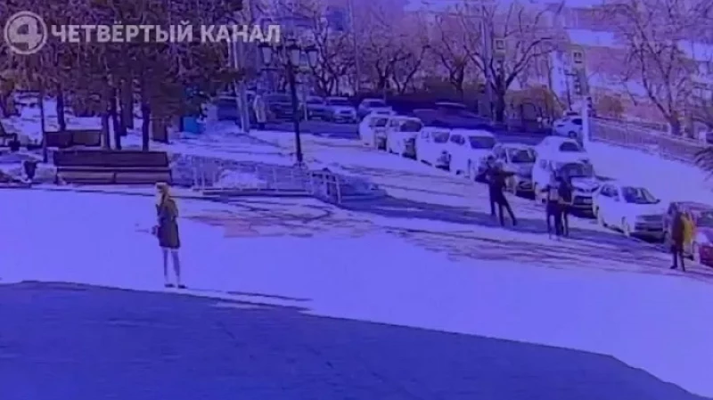 Появилось видео, где екатеринбуржец нападает на одну из своих жертв