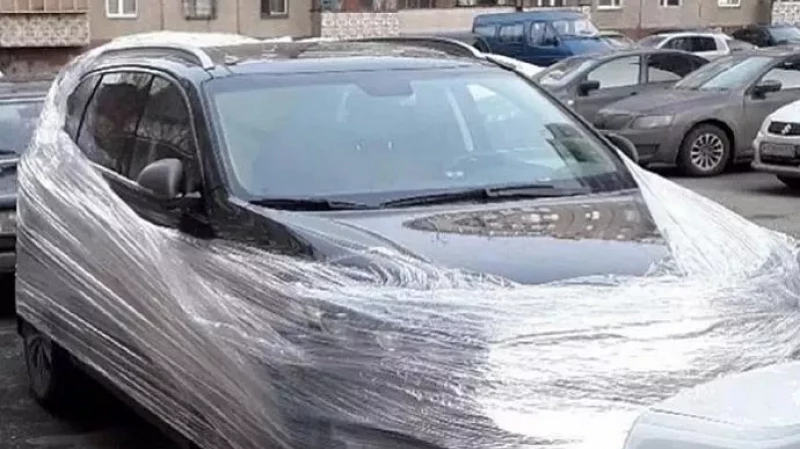«Домашние» методы: машину автохама запечатали пищевой плёнкой