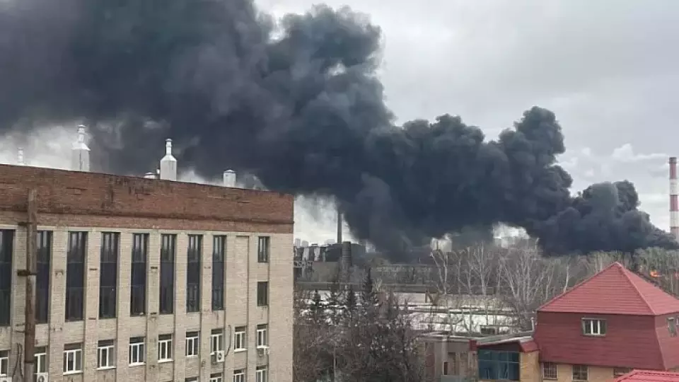 МЧС: в Екатеринбурге горит кровля цеха на улице Машиностроителей