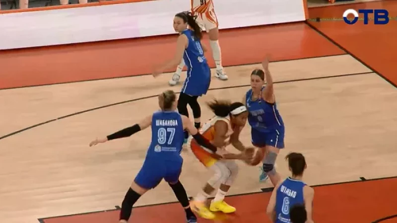 Баскетбольная команда УГМК, в рамках регулярного чемпионата Премьер-Лиги, принимала на домашней арене курское «Динамо»