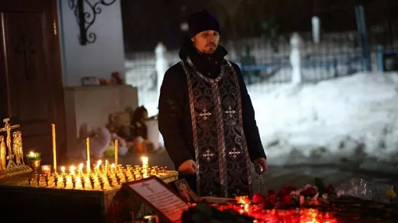 Стихийный мемориал на площади 1905 года, посвящённый жертвам трагедии в «Крокусе», перенесли